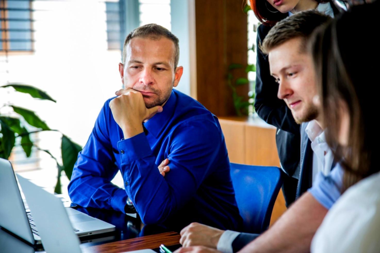 Équipe dynamique travaillant sur des projets financiers avec confiance